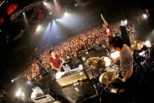 「MONOEYES Cold Reaction Tour 2015」新木場STUDIO COAST公演の様子。（Photo by Viola Kam [V'z Twinkle]）