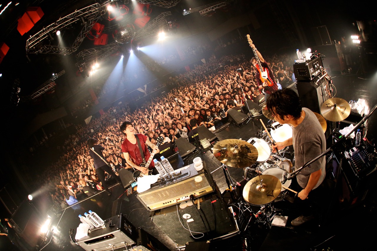 「MONOEYES Cold Reaction Tour 2015」新木場STUDIO COAST公演の様子。（Photo by Viola Kam [V'z Twinkle]）