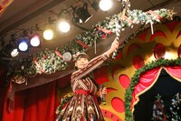 「20世紀の逆襲 第一章～紅蓮の道～」を歌う上坂すみれ。