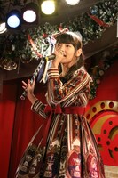 「20世紀の逆襲 第一章～紅蓮の道～」を歌う上坂すみれ。