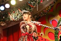 「20世紀の逆襲 第一章～紅蓮の道～」を歌う上坂すみれ。