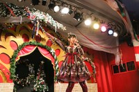 「キャラメル桃ジャム120％」を歌う上坂すみれ。