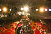 「キャラメル桃ジャム120％」を歌う上坂すみれ。