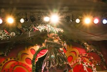 「キャラメル桃ジャム120％」を歌う上坂すみれ。