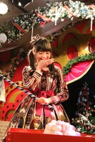 大量のまんじゅうに苦笑する上坂すみれ。