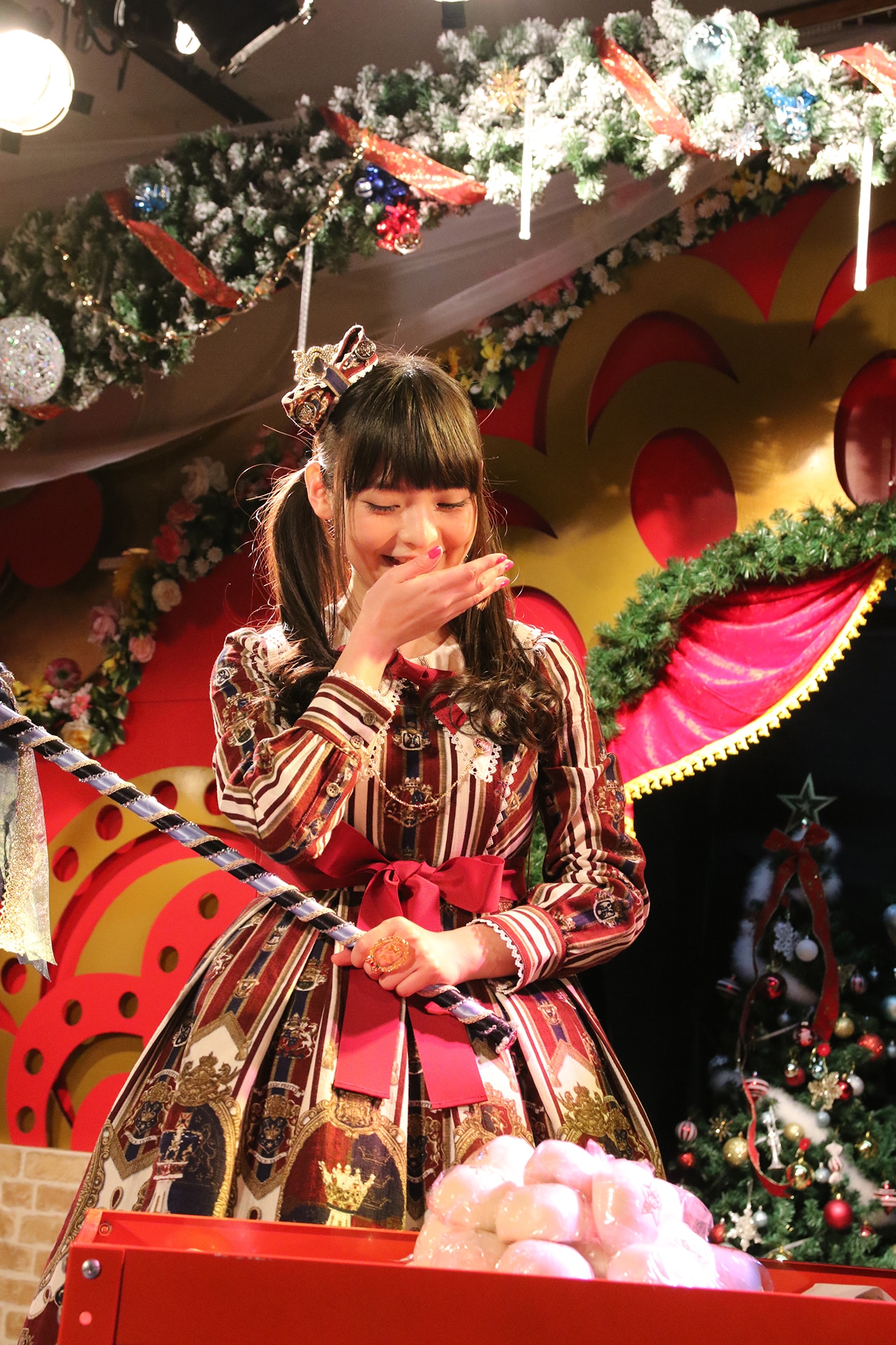 大量のまんじゅうに苦笑する上坂すみれ。