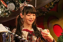 まんじゅうをしげしげと見つめる上坂すみれ。