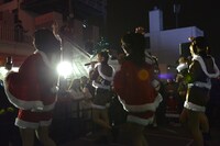 渋谷マルイの屋上でライブを行うlyrical school。