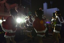 渋谷マルイの屋上でライブを行うlyrical school。