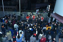 渋谷マルイの屋上でライブを行うlyrical school。