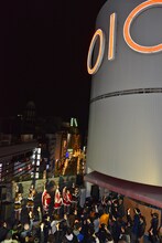 渋谷マルイの屋上でライブを行うlyrical school。