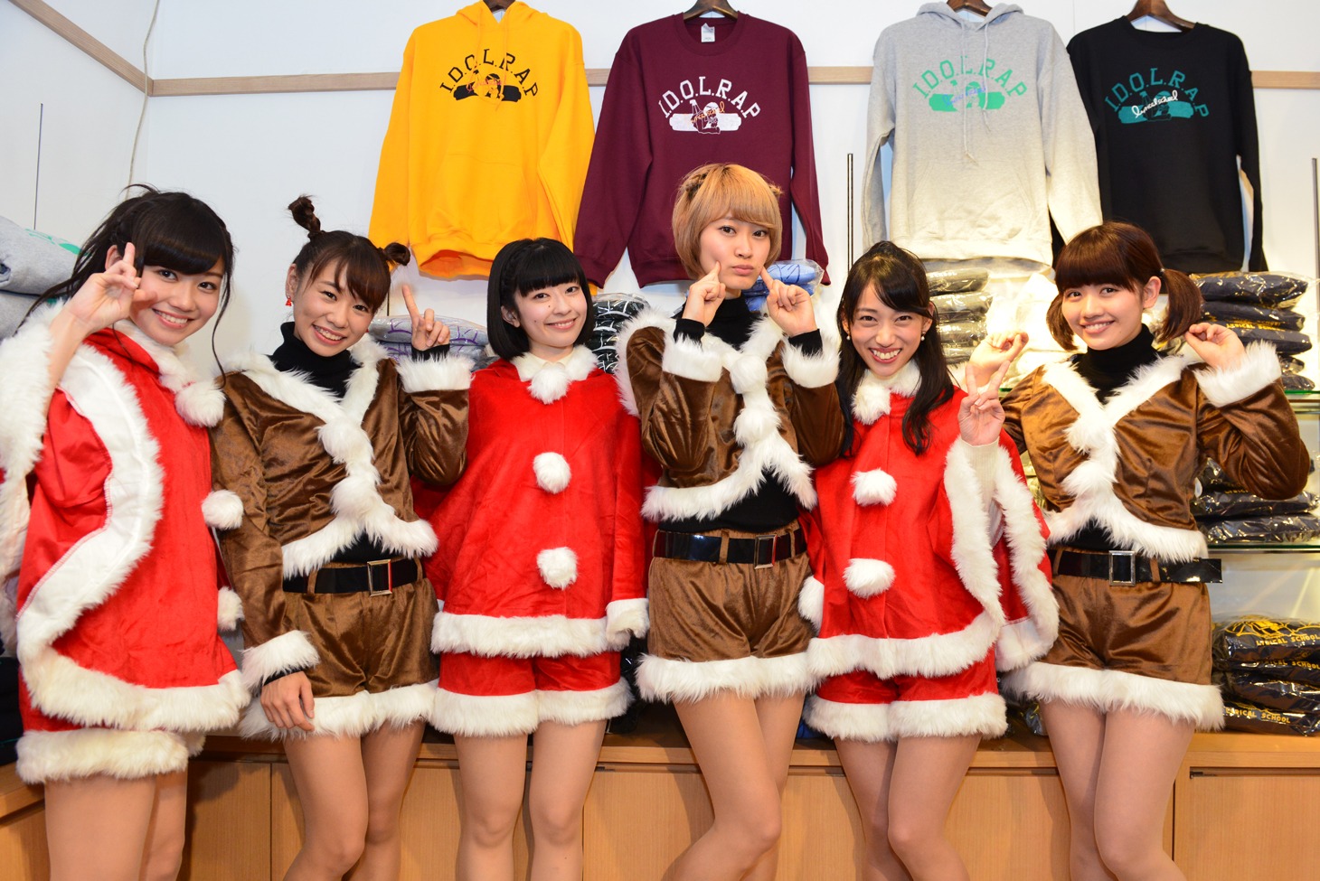 lyrical school。左からhime、ami、yumi、minan、mei、ayaka。