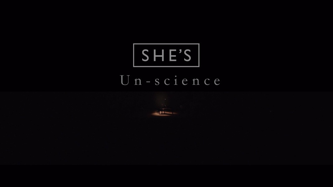 SHE'S「Un-science」MVのワンシーン。