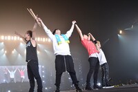 アンコール終了後、観客に挨拶する4人。