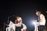 「My Friend」をアコースティックスタイルで披露する4人。