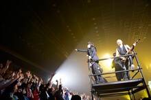 「WENDY ～It's You～」でトロッコに乗るIKE、UZ、MOMIKEN。