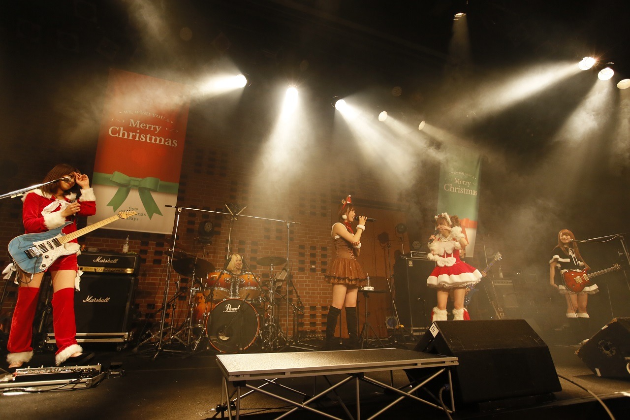 「毎日がクリスマス 2015～LOVE LOVE LoVendoЯ～」の様子。（写真提供：アップフロントエージェンシー）