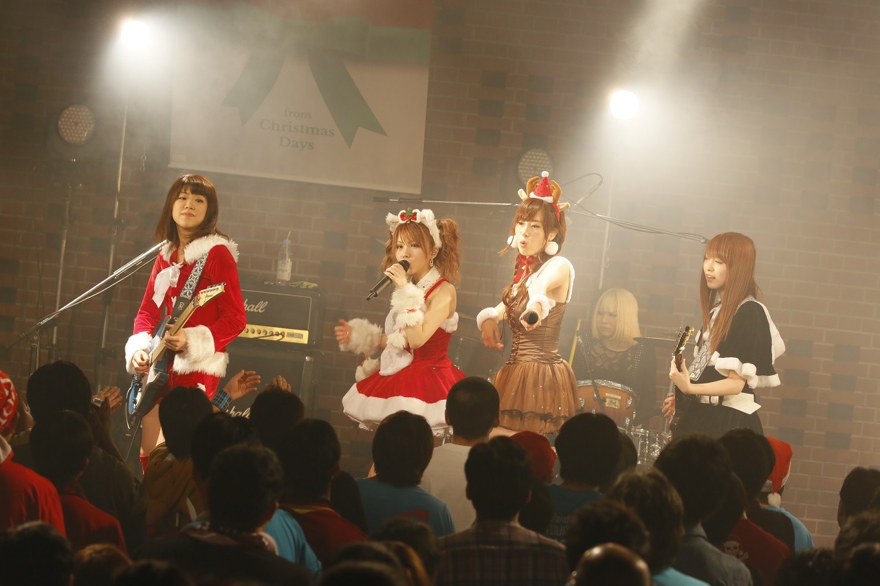 「毎日がクリスマス 2015～LOVE LOVE LoVendoЯ～」の様子。（写真提供：アップフロントエージェンシー）