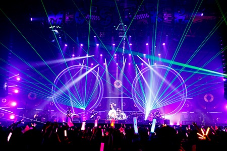 LiSA「LiVE is Smile Always～メガスピーカー～」の様子。（photo by hajime kamiiisaka）