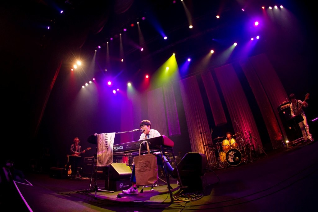 「さかいゆう TOUR2015 “ジャスミン”」中野サンプラザホール公演の様子。（Photo by ATSUKIIWASA）