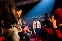 ステージから客席側に降りて観客にジャスミンの香りを届けるさかいゆう。（Photo by ATSUKIIWASA）