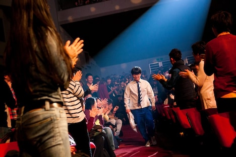 ステージから客席側に降りて観客にジャスミンの香りを届けるさかいゆう。（Photo by ATSUKIIWASA）