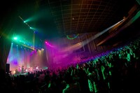 「さかいゆう TOUR2015 “ジャスミン”」中野サンプラザホール公演の様子。（Photo by ATSUKIIWASA）