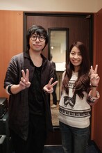 左より高橋優、Rihwa。