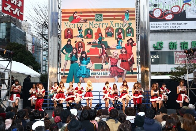 E-girls「Merry × Merry Xmas★」リリース記念イベントの模様。（写真提供：エイベックス・ミュージック・クリエイティヴ）