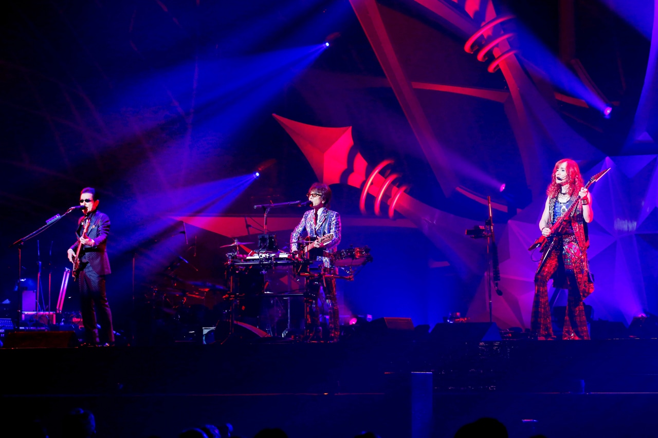 「Best Hit Alfee Final 2015」12月24日公演の様子。（Photo by hajime kamiiisaka）