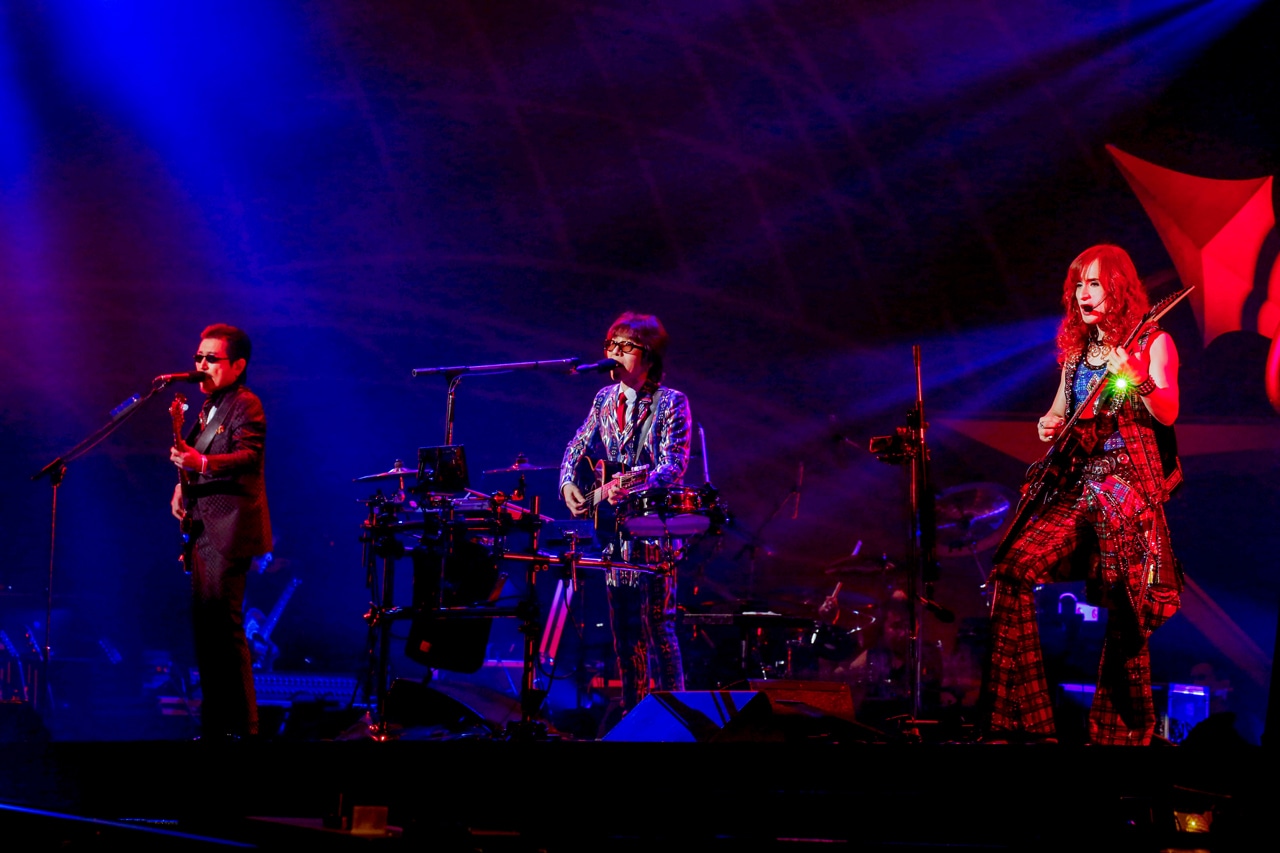 「Best Hit Alfee Final 2015」12月24日公演の様子。（Photo by hajime kamiiisaka）