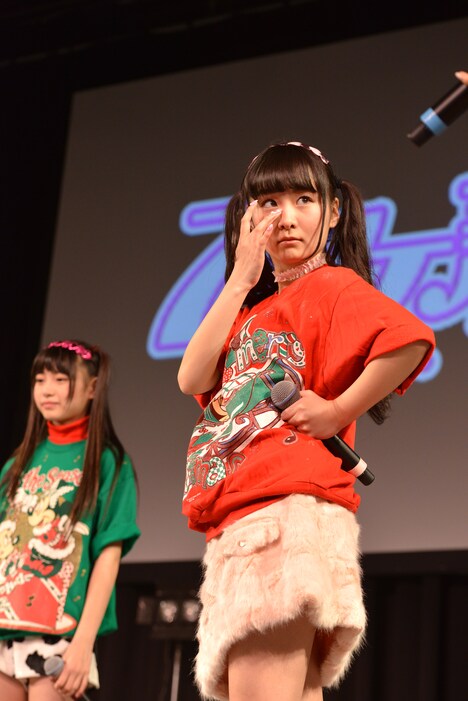 かけていないメガネを持ち上げてキリッとした表情を作る“ちゃんとした”高橋優里花。