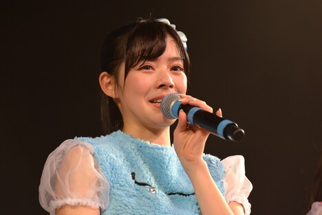 目に涙を浮かべて長谷川愛里について語る相原まり。