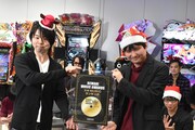 猫叉Masterから楯を受け取るDJ TOTTO。