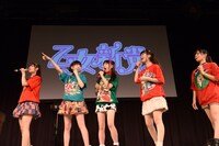 コント「クリスマスイブイブの奇跡」を披露する乙女新党。