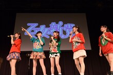 コント「クリスマスイブイブの奇跡」を披露する乙女新党。