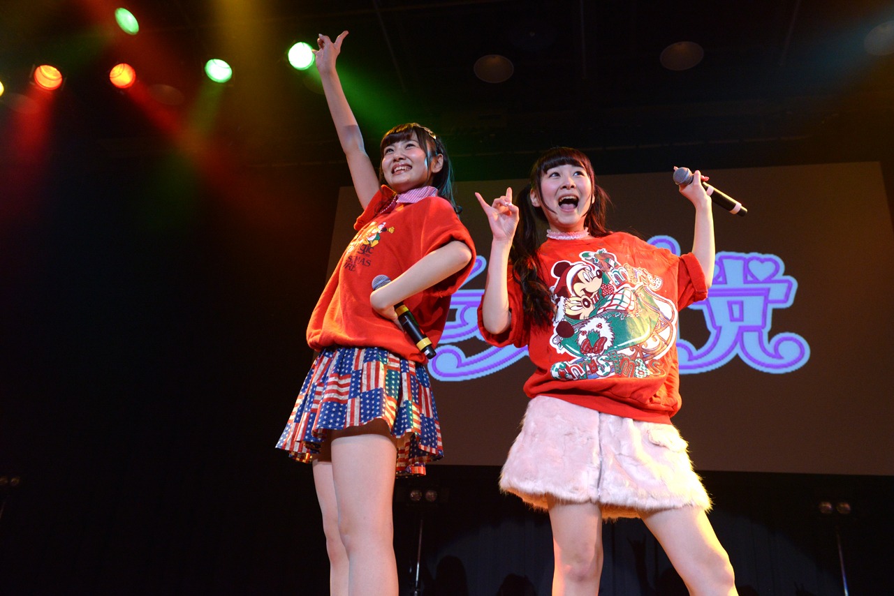 ユニット曲「凸凹解決せんせーしょん」を披露する田尻あやめ（左）と高橋優里花（右）。