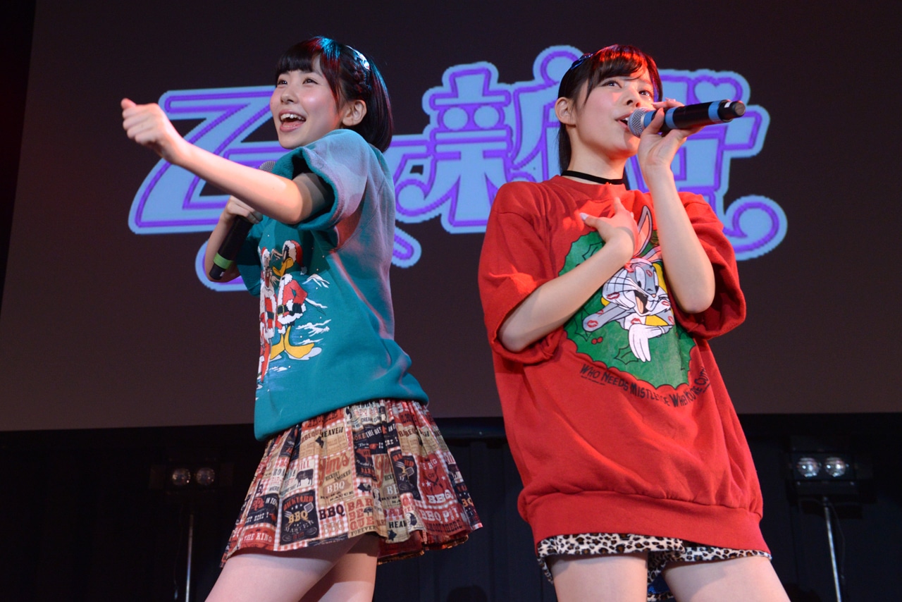 ユニット曲「NtoS」を披露する緒方真優（左）と相原まり（右）。
