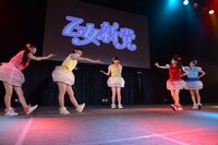 新曲「雨と涙と乙女とたい焼き」を歌う乙女新党。