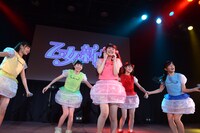 新曲「雨と涙と乙女とたい焼き」を歌う乙女新党。