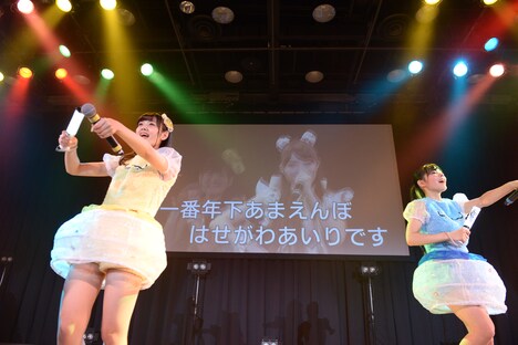 党員とともに「新・乙女新党のうた」の長谷川愛里パートを歌う乙女新党。