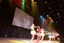 党員とともに「新・乙女新党のうた」の長谷川愛里パートを歌う乙女新党。