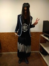 N高等学校の制服ブレザーを着るKenKen。