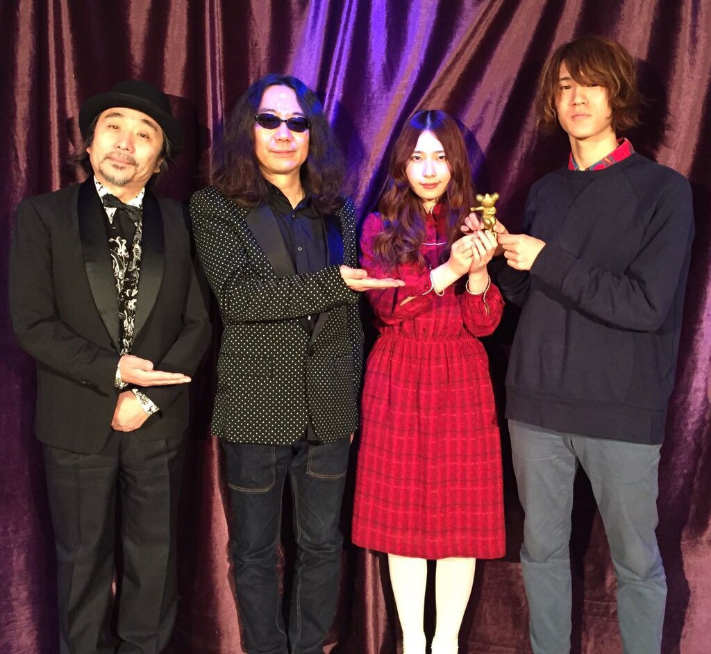 左から安齋肇、みうらじゅん、GLIM SPANKY。
