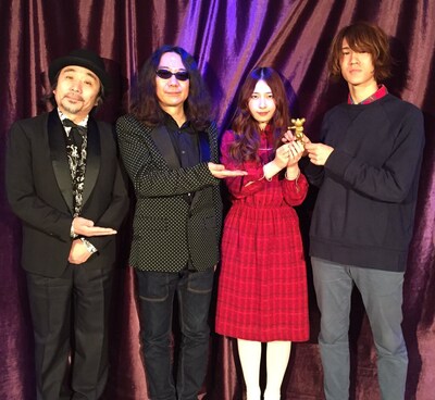 左から安齋肇、みうらじゅん、GLIM SPANKY。