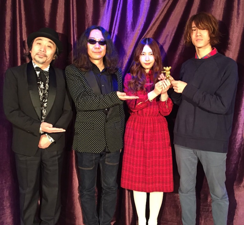 左から安齋肇、みうらじゅん、GLIM SPANKY。