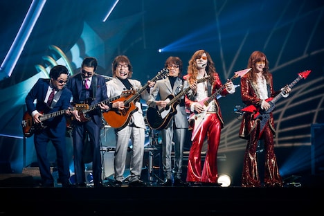 揃いの衣装でコラボレーションを果たしたTHE ALFEEとダチョウ倶楽部。（Photo by hajime kamiiisaka）