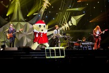 特製の柵に守られたふなっしーとTHE ALFEE。（Photo by hajime kamiiisaka）