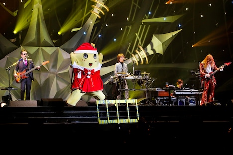 特製の柵に守られたふなっしーとTHE ALFEE。（Photo by hajime kamiiisaka）