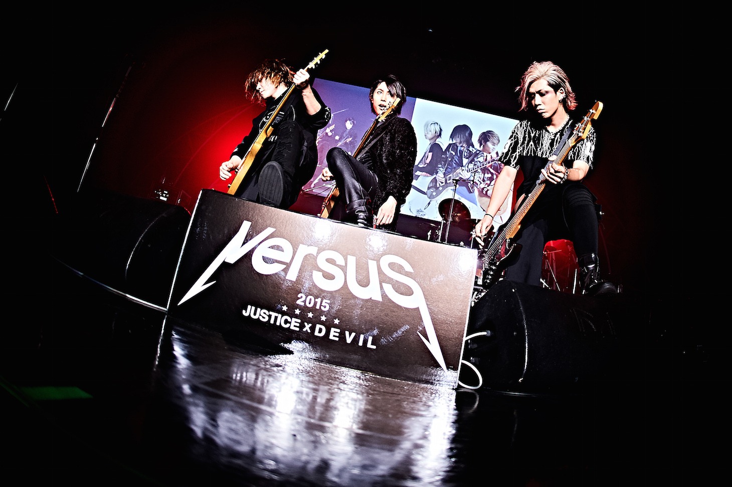「VersuS 2015 極彩SuG VS 極悪SuG」初日公演の様子。（撮影：近澤幸司）